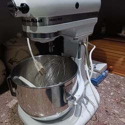 5 QT MIXER IN GREAT CONDITION 