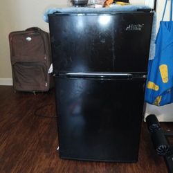 Mini Fridge For Ur Room Or Whatever 