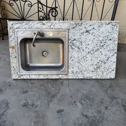 Single kitchen sink and laminated countertop
