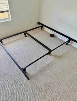 QUEEN / FULL/ CAL KING/ KING SIZE METAL BED FRAME (LIKE NEW)  (VERY STURDY)