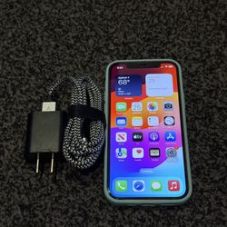 Unlocked iPhone 12 64 GB in Red