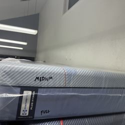 FULL SIZE SEALY POSTUREPEDIC PLUS (MEDIUM) HYBRID MATTRESS & BOX SPRING BED SET