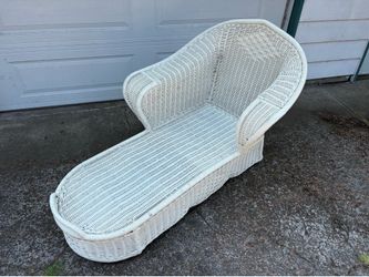 White wicker chaise lounge