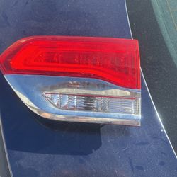 JEEP GRAND CHEROKEE REAR RIGHT SIDE INNER TAILLIGHT LIGHT LAMP OEM 2014 - 2021