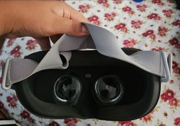 VR Headset with Elastic Head Strap