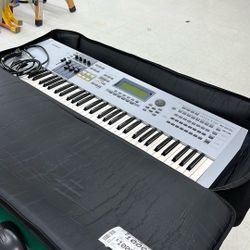 Yamaha Motif ES 6 Keyboard With Case