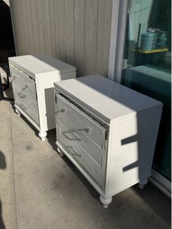 2 nightstands with glass