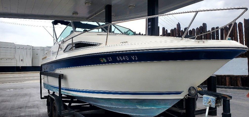 28' Boat Bayliner
