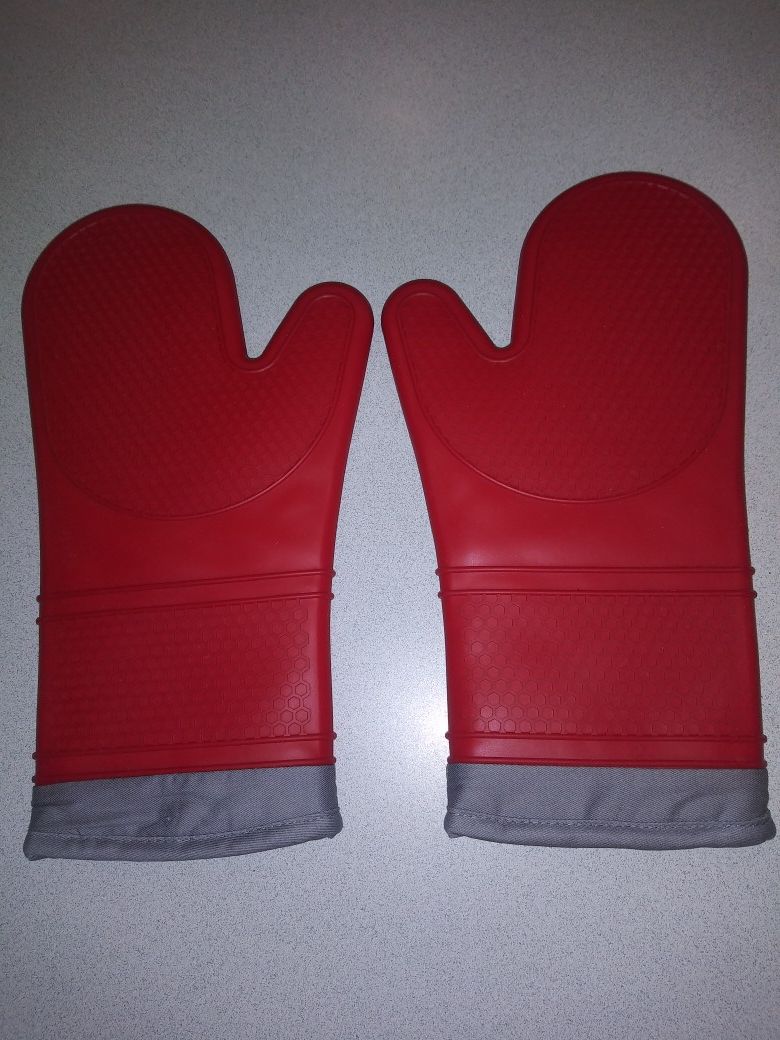 PAIR OF NEW NEVER USED NORPO SILICONE OVEN GLOVES