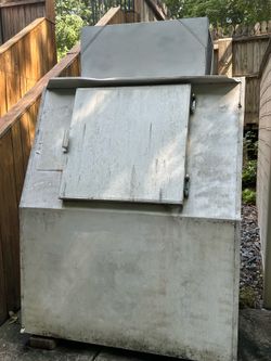 Ice Chest Freezer (Used/Exterior)
