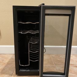 🍷 🍾 Like-New Avanti Wine Cooler Chiller with 5 shelves for 10 bottles # EWC1201