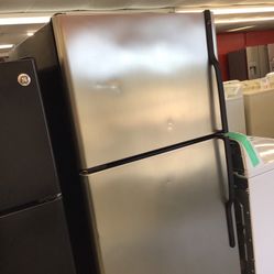 GE 18 Cu Ft Top And Bottom Black And Stainless Steel Fridge. 1 year Warranty 
