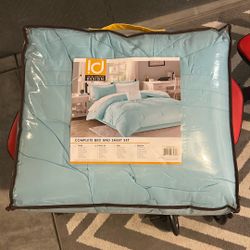 Twin XL Blue Comforter 