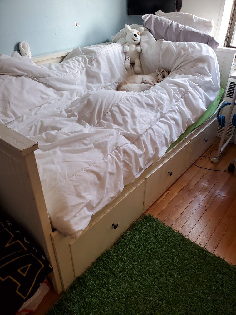 Nachtvlek Voorkeursbehandeling relais Ikea HEMNES Daybed frame with 3 drawers, white, Twin for Sale in Brooklyn,  NY - OfferUp