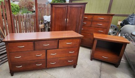 Broyhill 4-piece Bedroom Set Cherry Finish