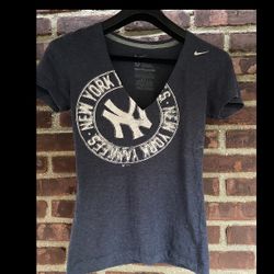 Nike New York Yankees Small Slim Fit Chic Sexy Tee