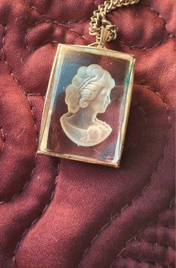 Reverse Intaglio Glass Cameo Pendant Necklace