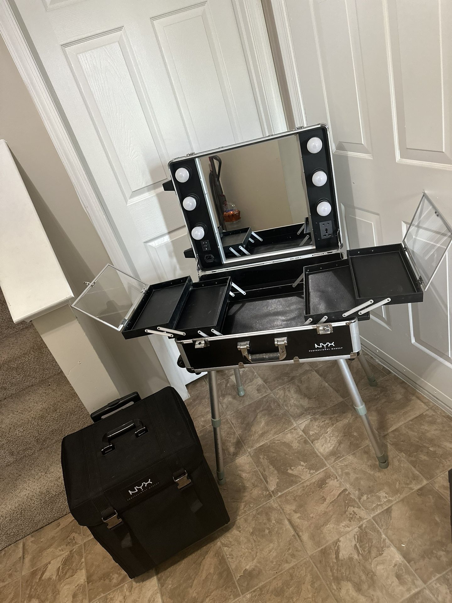 NYX Professional Vanity & Rolling Case