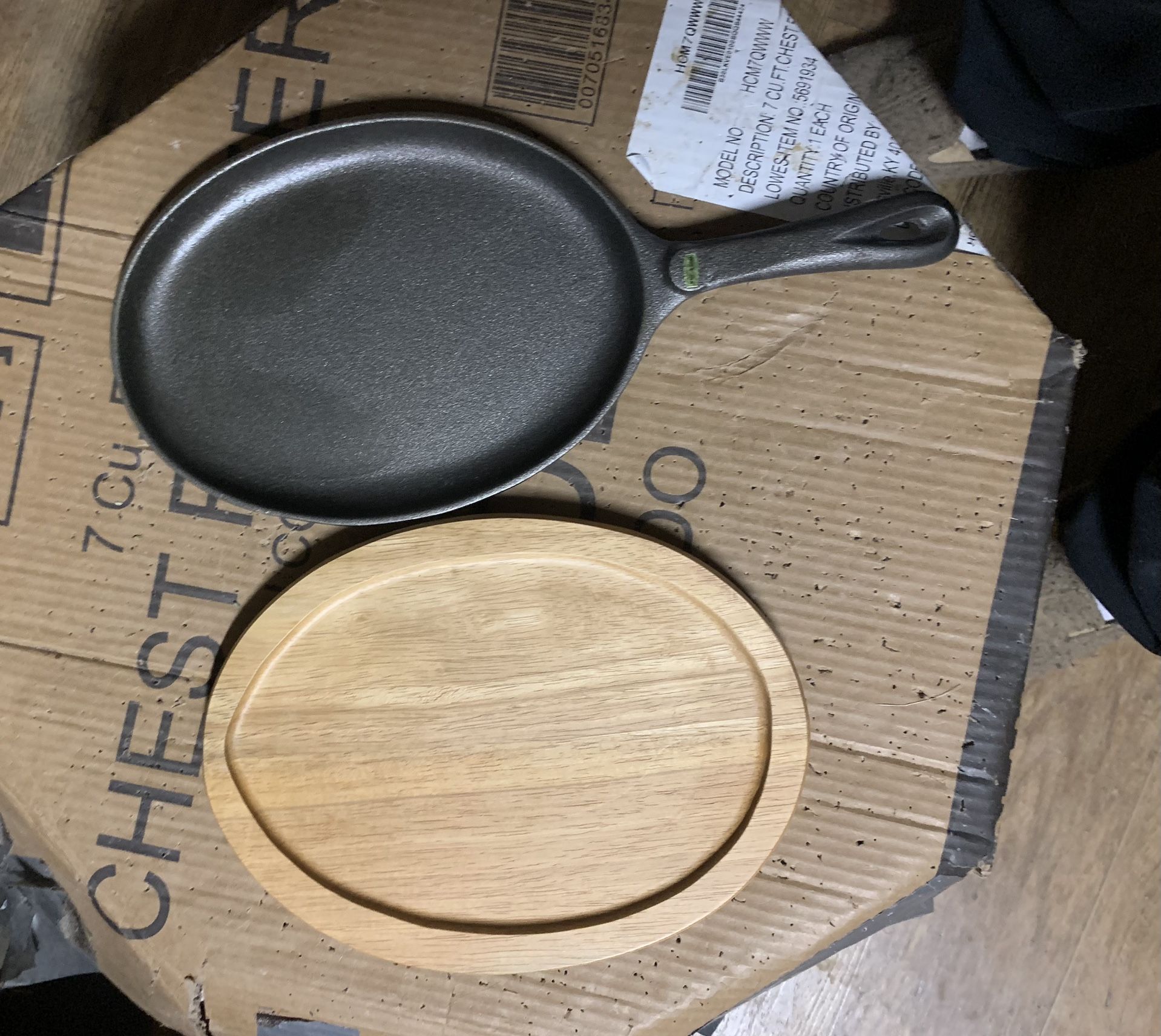 Cast iron cookware new box is not perfect Benjamin & Medwin Superlast Natural 9-1/2 Inch Oval Sizzling Steak/ Fajita Pan With A Natural Beechwood Tri