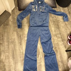 Sweat Outfit With Kiss Sequence