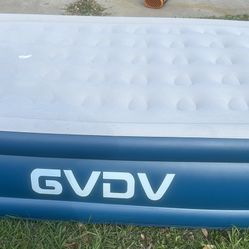 Queen 20” Black Ophanie Air Mattress w/ Built-In Pump Colchón Inflable Queen 20” Negro Ophanie con Bomba Integrada