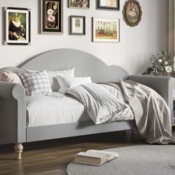 When a Daybed Pretends to Be a Couch