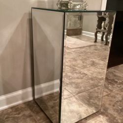 Postmodern mirrored pedestal/side table/ beveled edged great condition! (RETAILS $390) 24 x 12”