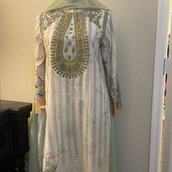 Brand New,Medium Size Three Pieces Pakistani/ Indian Suit