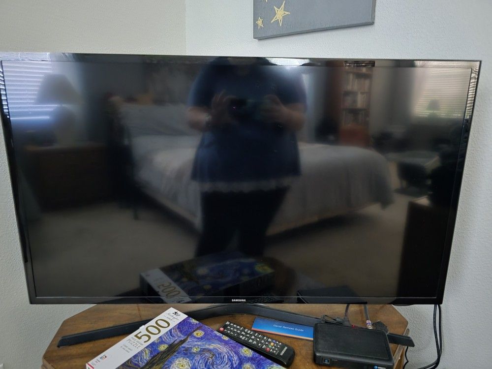 40 Inch Samsung Smart TV Black With Remote
