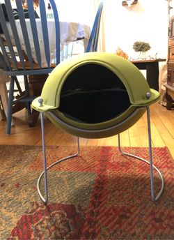 New cozy cat bed , great for kitten to feel safe and warm top also comes off! Paid 90 will let go for 40 dollars!
