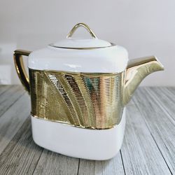 Classic Coffee and Tea White and Gold Porcelain Tea Kettle by Yedi Housewares. 

Pre-owned new old stock, never used. No chips or cracks.

Makes a gre