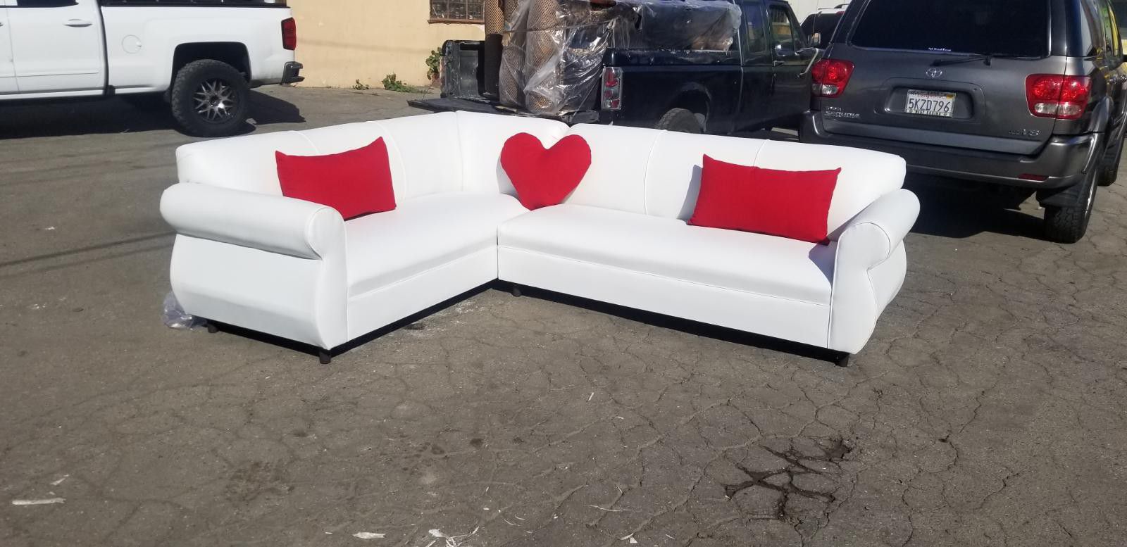 NEW 7X9FT WHITE LEATHER SECTIONAL COUCHES