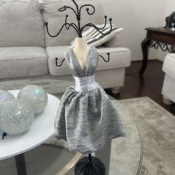 Decorative jewelry stand