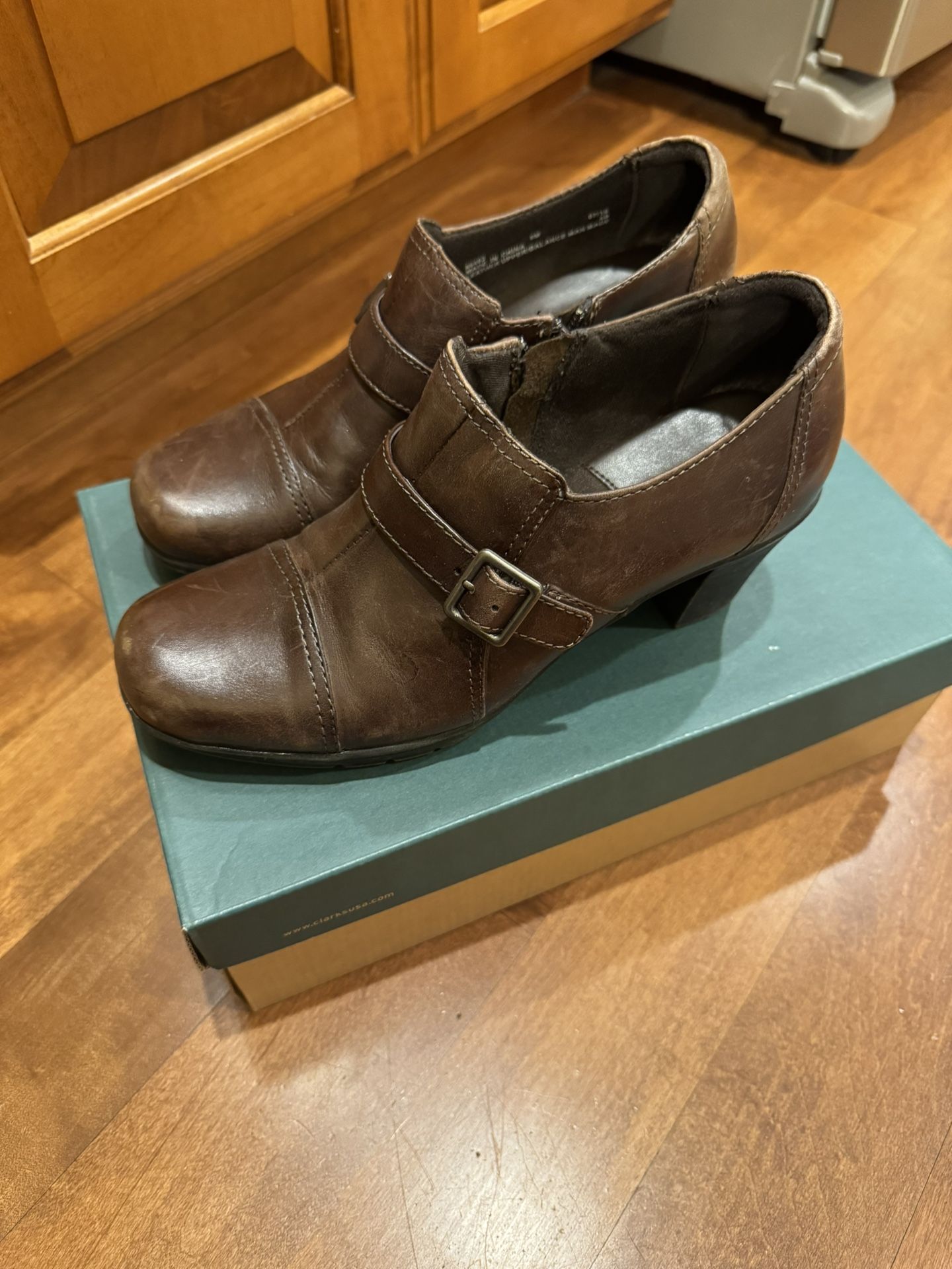 Woman’s Leather Clark’s Shipping available