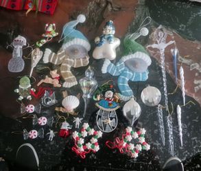 Lot of Christmas decorations. Decoraciones de Navidad.