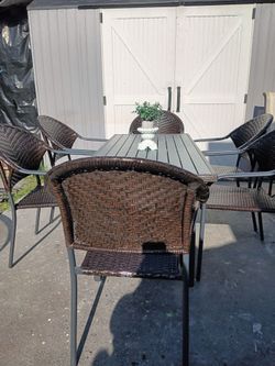 Wicker Hampton Bay table set