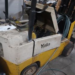 Forklift 