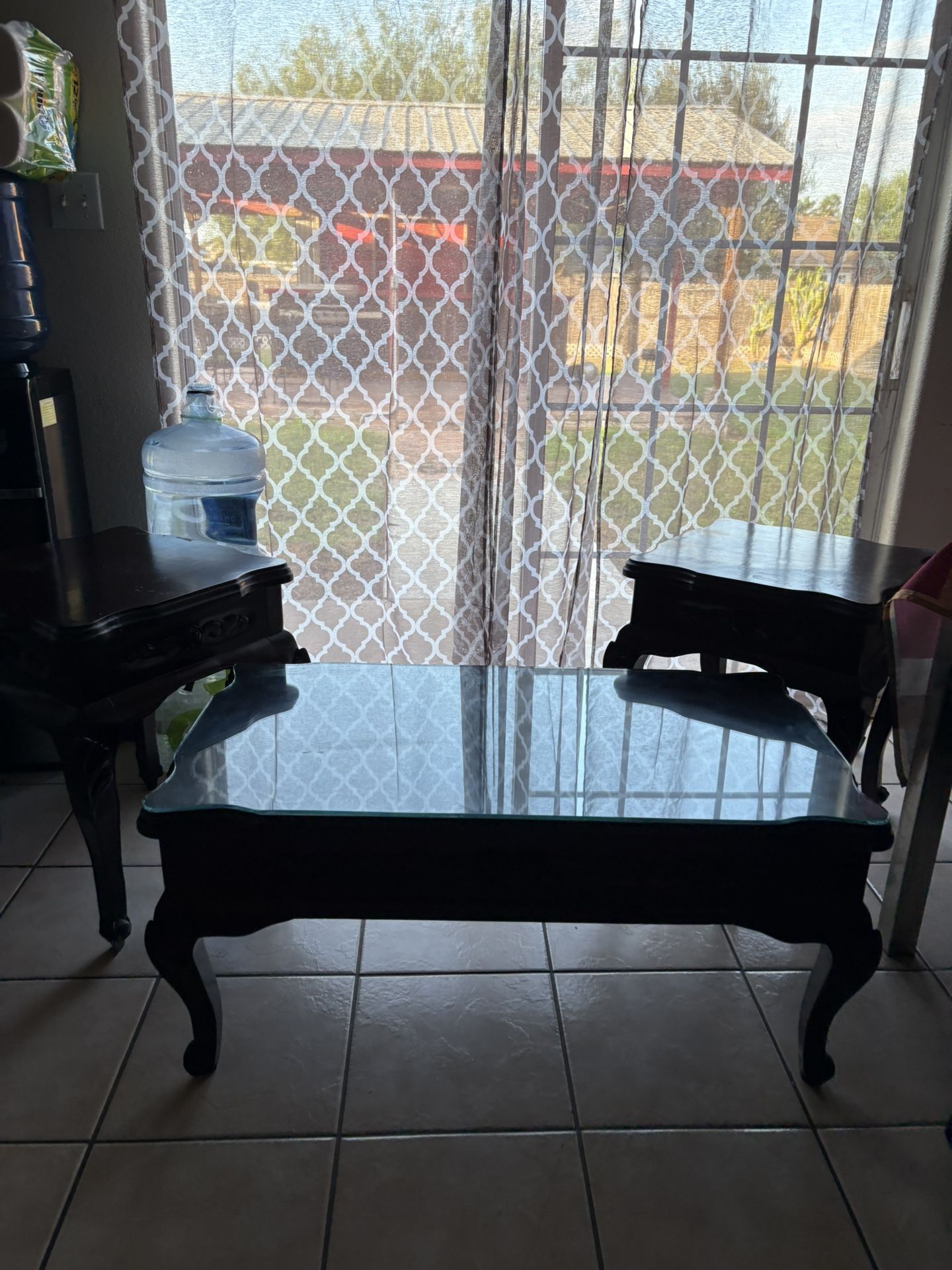 Mesa Con Protector De Vidrio Y Dos Mesas Chicas SET 