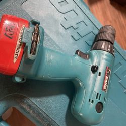 Makita An DeWalt Cordless Drill Set