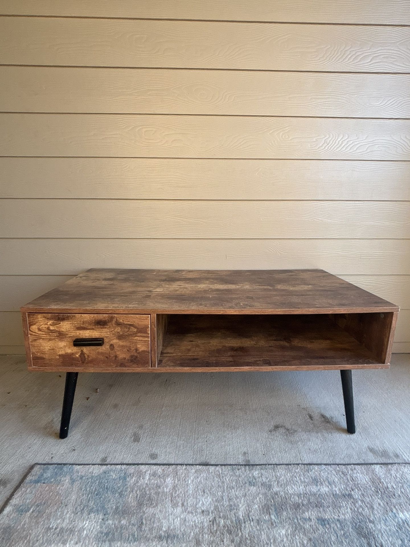 Mid-Century Modern Coffee Table – Great Condition!