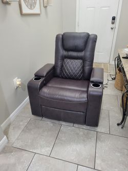 Brown Electric Power Recliner w/USB Ports & Cup Holders - BRAND NEW!