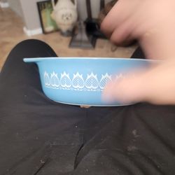 Rare Pyrex Blue Tulip Oval Casserole 1 1/2 Qt Excellent Condition
1960s Pyrex Promotional Blue Tulip #043 1.5 Quart Dish - Vintage Gem)