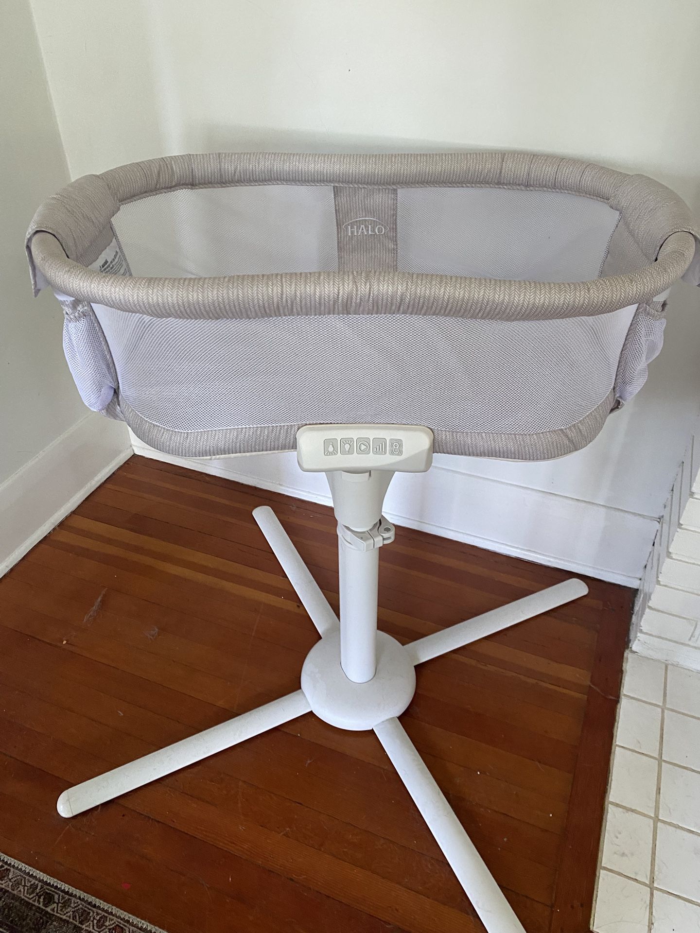 HALO Bassinet Luxe Swivel Sleeper USED FOR 1 WEEK
