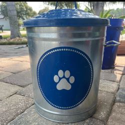 Dog food container