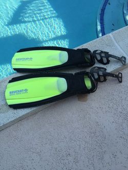 Snorkeling diving scuba "fins" boating boat Beuchat size small. With a free faded wetsuit.