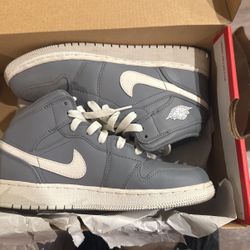 Nike Air Jordan Retro 1 Mid Grey 5.5Y