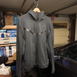 NIKE TECH BLACK (SIZE MEDIUM)