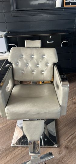 4. Sillas de salón reclinables $200 cada una