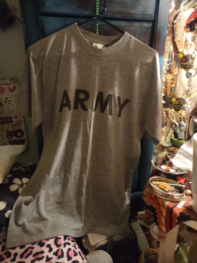USA Official US Army T-Shirt Also got Full Outfit Army Fatigues Size Medium Coats Raincoats Pant Rain Pants Insulated Army Coats And  Under Garments  