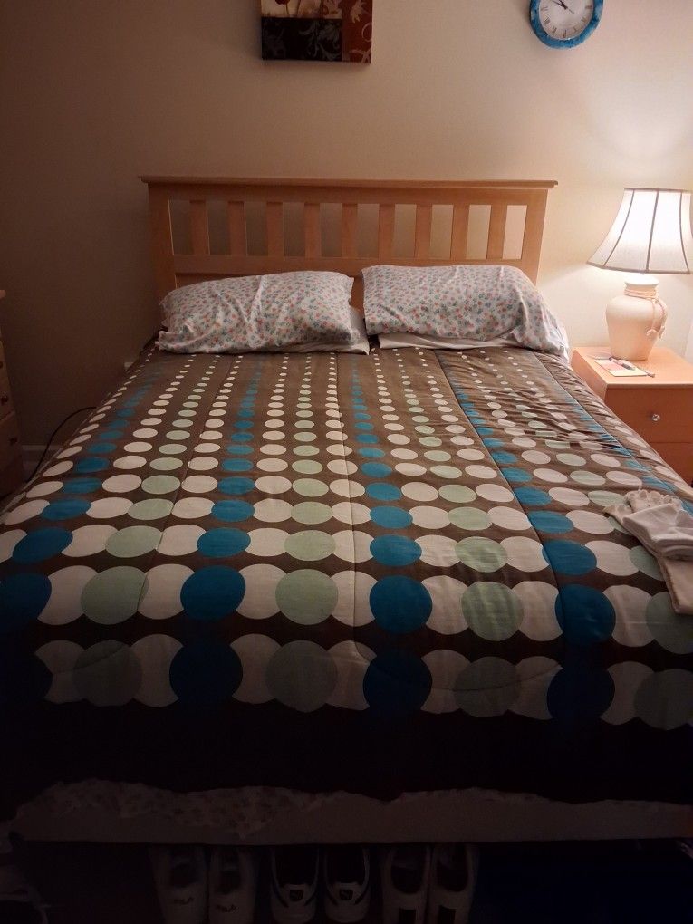 Queen Fuĺl Bedroom Set